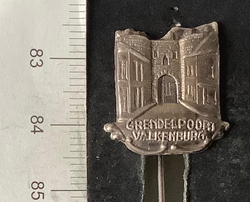 speld, Valkenburg, Grendelpoort (B, Verzamelen, Speldjes, Pins en Buttons, Ophalen of Verzenden, Gebruikt, Stad of Land, Speldje of Pin