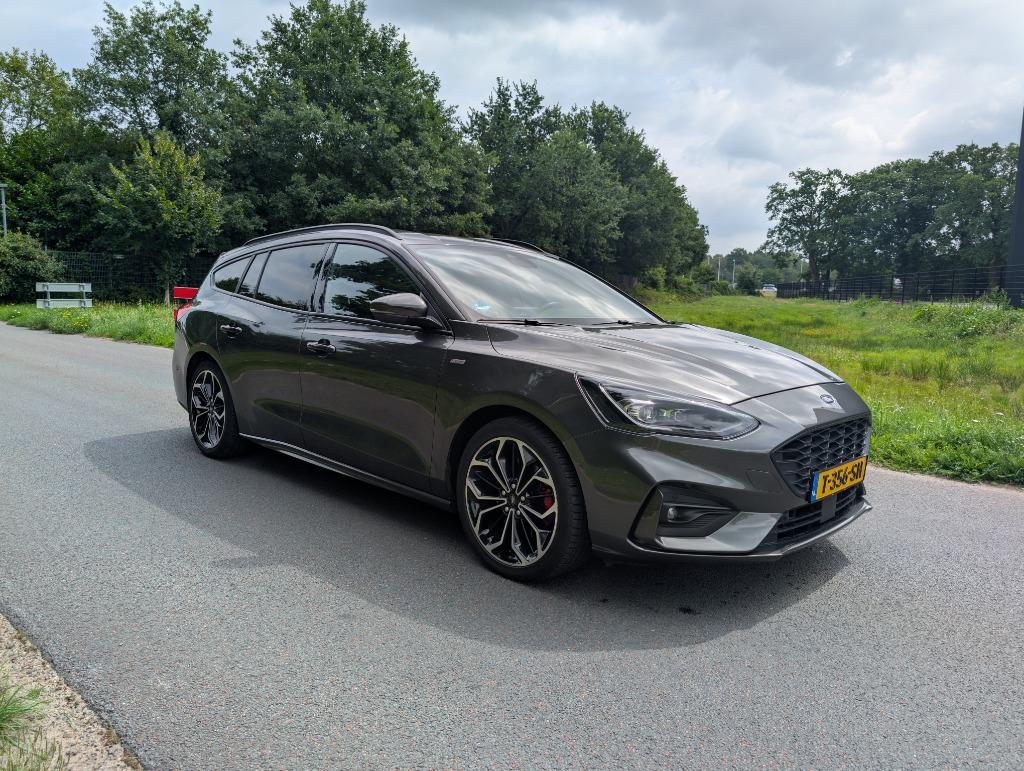 Ford Focus 1.5 St line 150pk 2020 Grijs, Leder en Stof, Stationwagon, Particulier, 3 cilinders