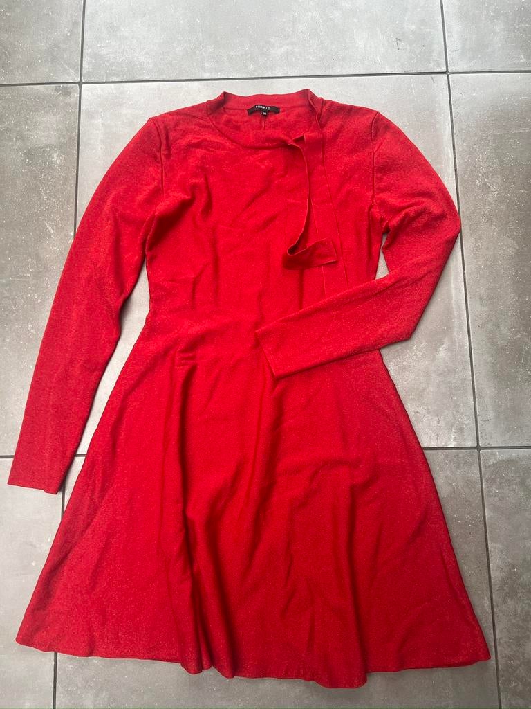 NIKKIE FEL ROOD A LIJN JURKJE MET STRIK EN LANGE MOUWEN 38, Kleding | Dames, Jurken, Maat 38/40 (M), Ophalen of Verzenden, Zo goed als nieuw