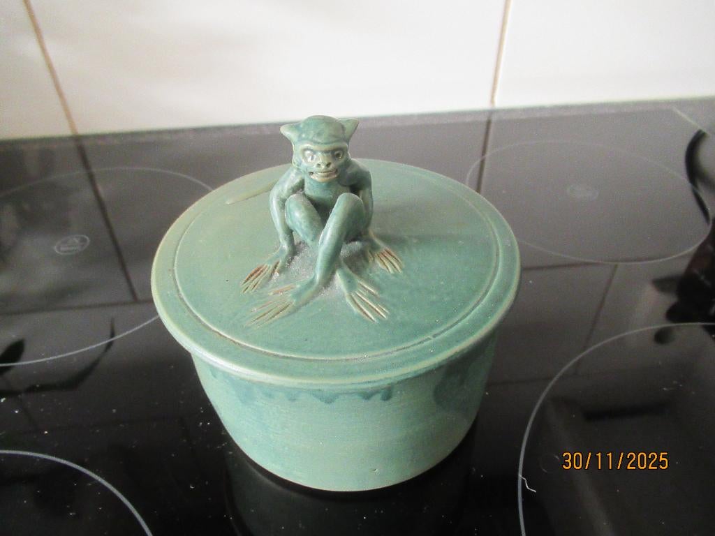 GROEN KERAMIEK POTJE MET DUIVELS AAPJE OP DEKSEL- CA1970, Antiek en Kunst, Antiek | Keramiek en Aardewerk, Ophalen of Verzenden