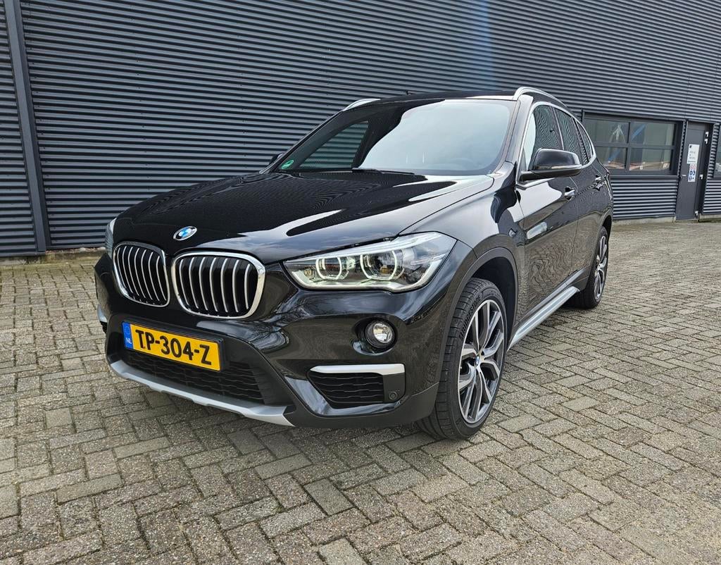BMW X1 Sdrive20i 192pk Aut 2018 Zwart met trekhaak., 1998 cc, 1800 kg, Zwart, Zwart