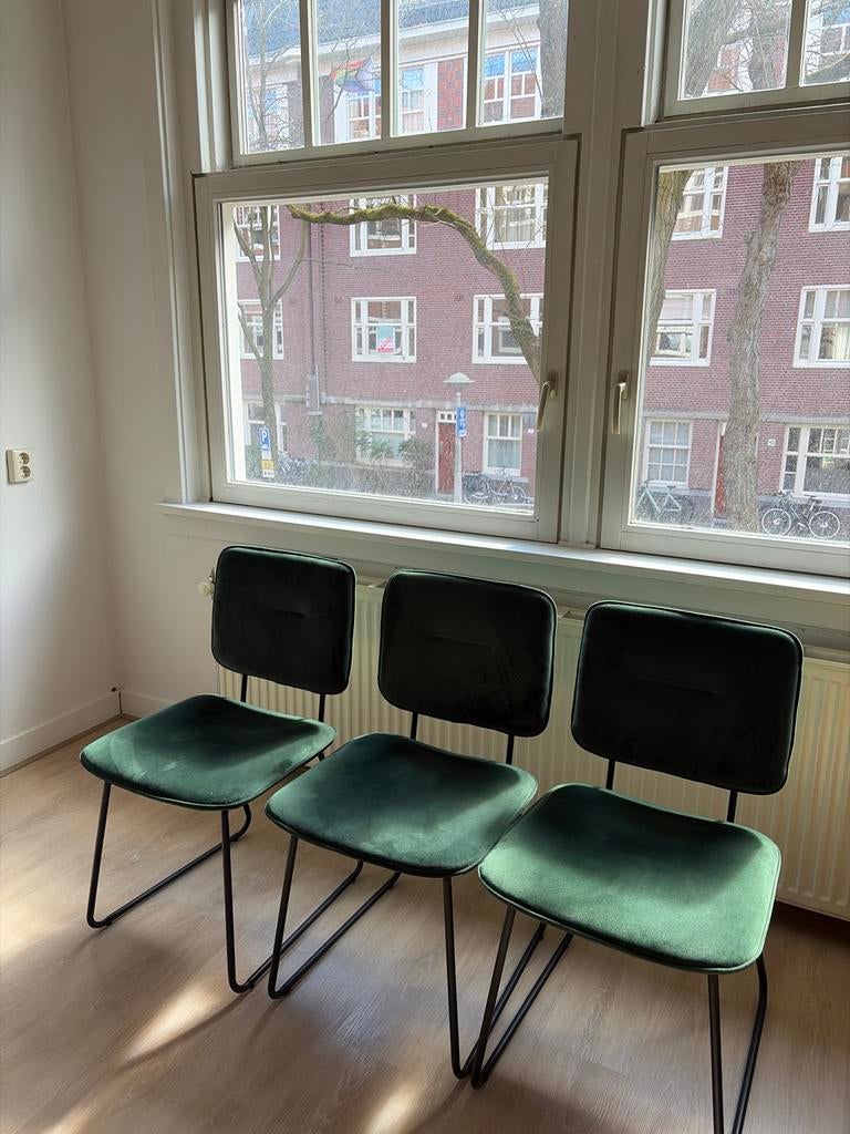 Drie groene velvet stoelen met zwart stalen onderstel, Huis en Inrichting, Stoelen, Ophalen, Gebruikt, Overige kleuren, Drie