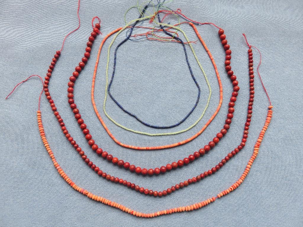 Hals snoertjes in koraal en steen - 20e eeuw, Ophalen of Verzenden, Zo goed als nieuw, Rood, Steen of Mineraal