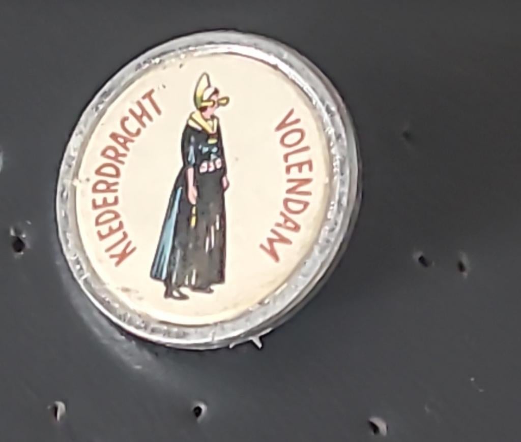 Speldje Volendam klederdracht, Verzenden