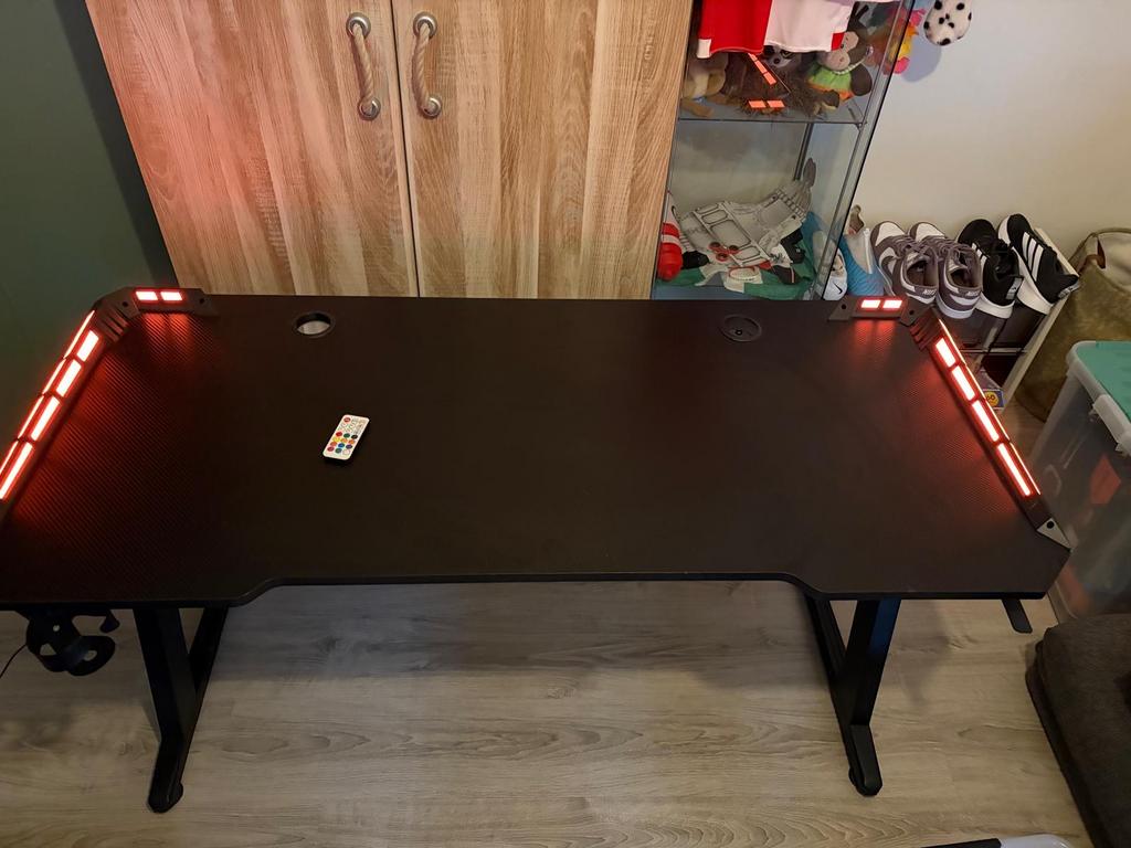 Gaming bureau met LED verlichting, Zwart, Gebruikt, Kabelgoot, Ophalen of Verzenden