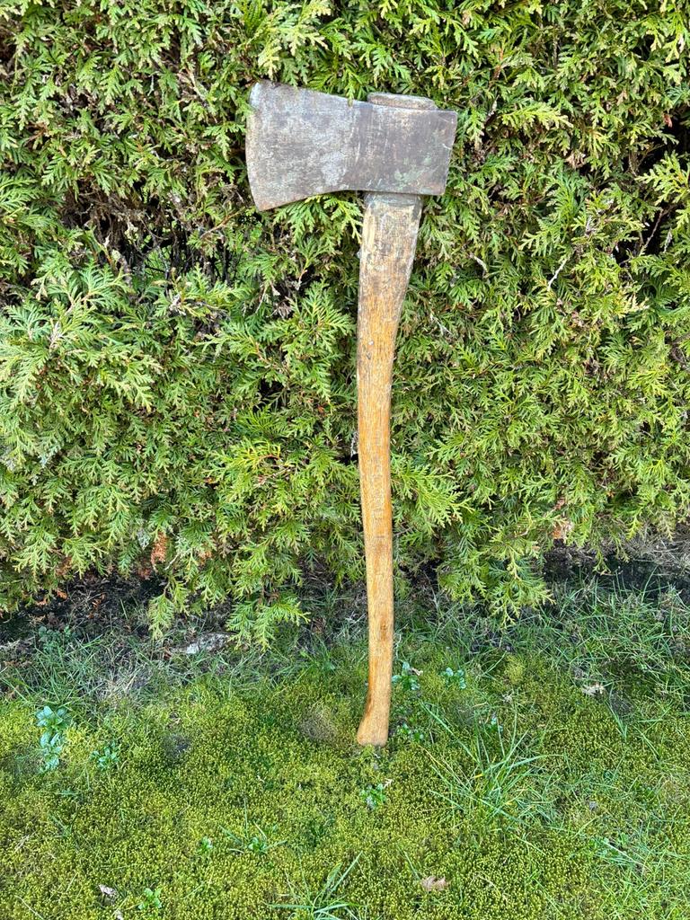 Oude bijl met houten steel van ongeveer 89 cm lang, Ophalen, Gebruikt