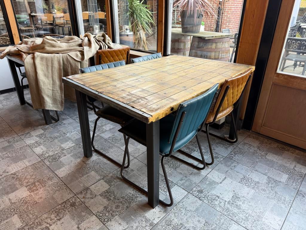 Robuuste houten eettafel met metalen onderstel, Huis en Inrichting, Ophalen, Gebruikt, 100 tot 150 cm, 50 tot 100 cm