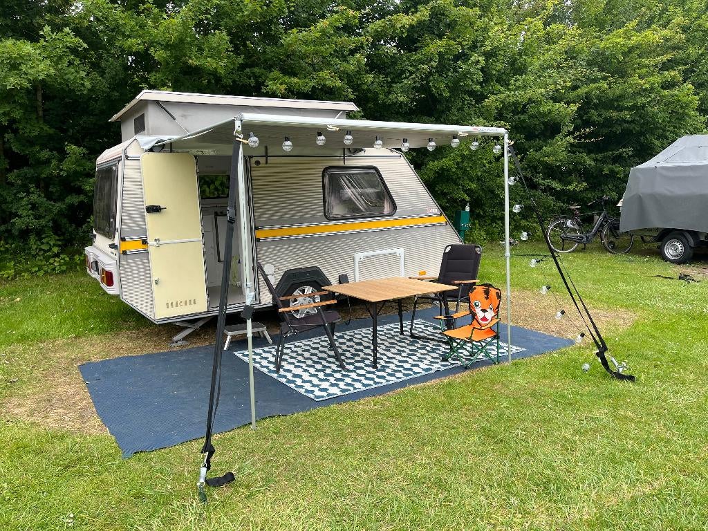 Kip Kompakt 400KK met middenkeuken en hefdak, Kip, Omvormbare zithoek, Treinzit, Tot en met 3