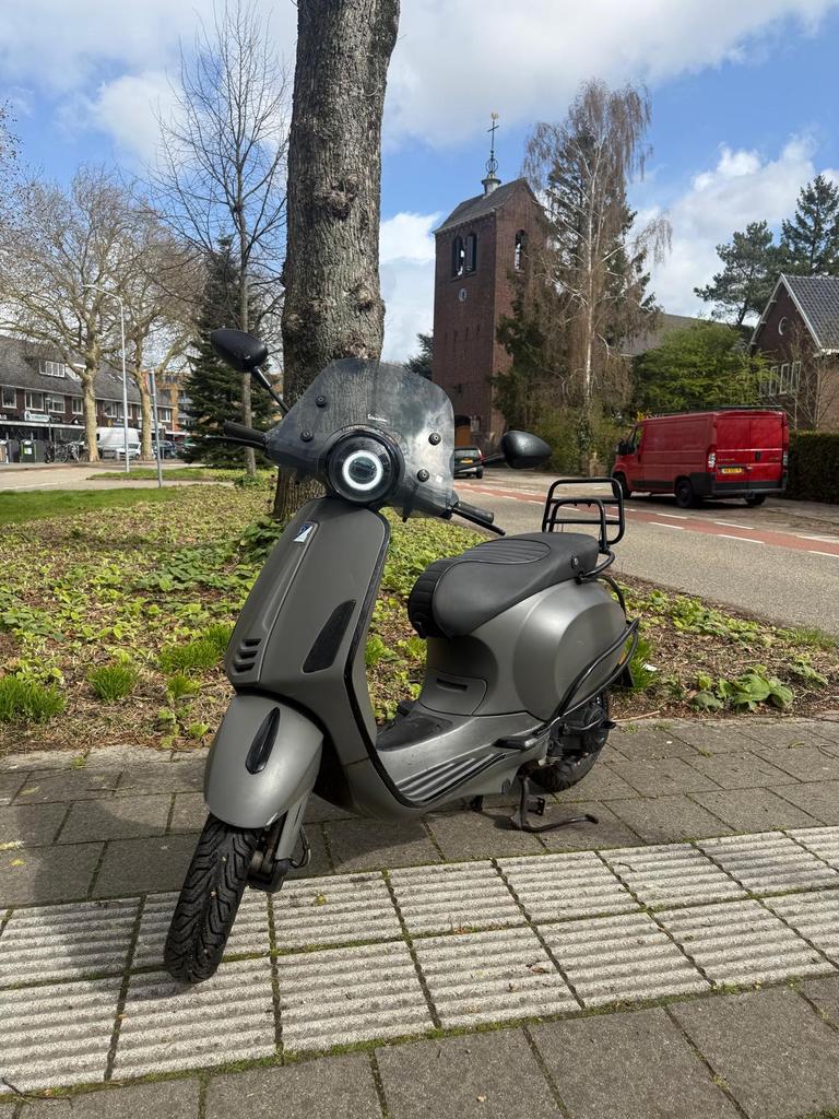 Vespa Primavera 2017 geel kenteken custom kleur, Ophalen of Verzenden, Zo goed als nieuw