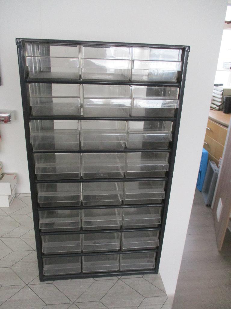 Overtoom Assortiement kastje met 24 bakjes, Gelijkstroom of Wisselstroom, Overige typen, Zo goed als nieuw, Ophalen