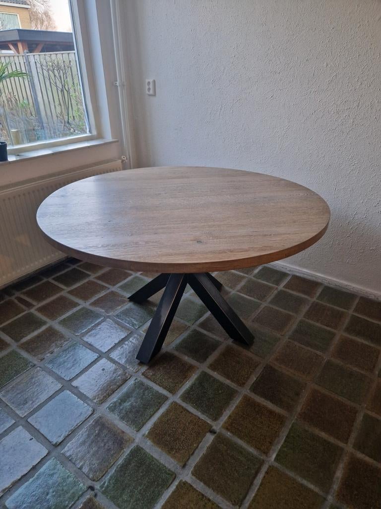 Stoere industriële tafel rond Ø 140 cm – massief eiken, Huis en Inrichting, Tafels | Eettafels, Rond, Ophalen of Verzenden, Zo goed als nieuw