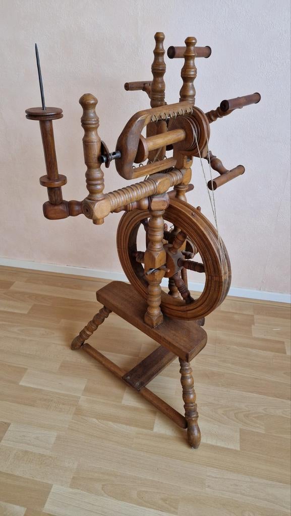 Antiek houten spinnewiel - Decoratief en functioneel, Ophalen
