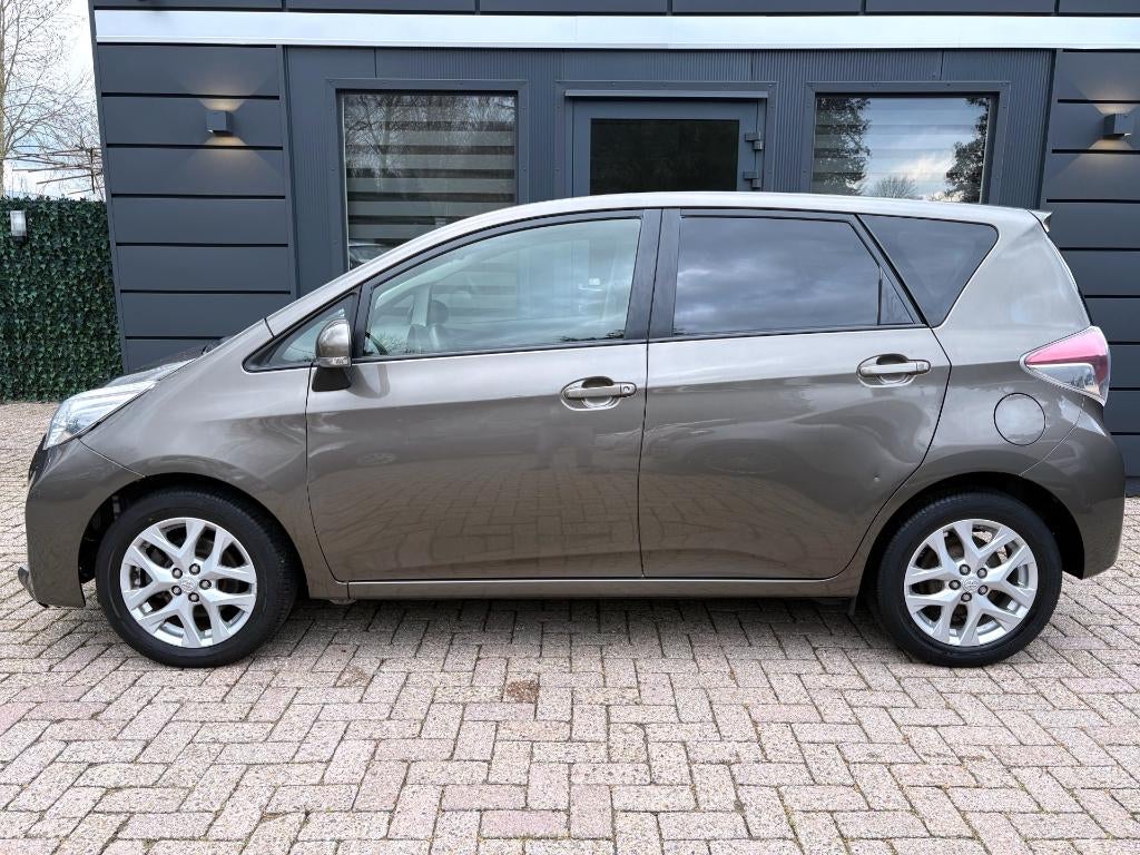 Toyota Verso-S 1.3 Dynamic | Navi Panoramadak Camera | 2015, Ophalen, Bruin, 1329 cc, Handgeschakeld