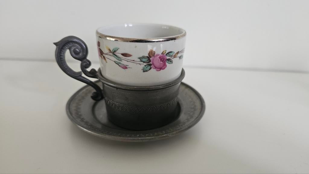 Porseleinen kop en schotel met tinnen houder, Ophalen of Verzenden