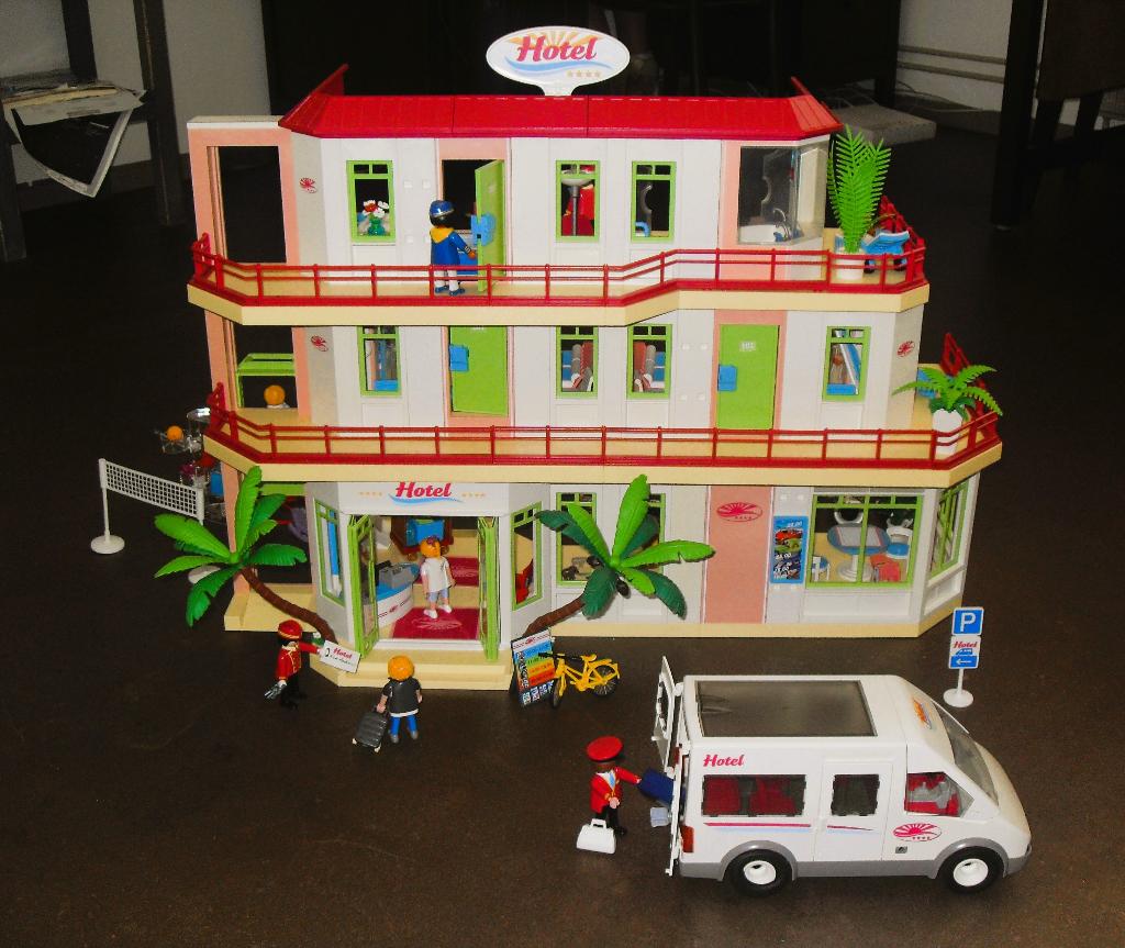 Playmobil Hotel Met Extra verdieping en Hotelwinkel, Ophalen of Verzenden, Zo goed als nieuw, Complete set