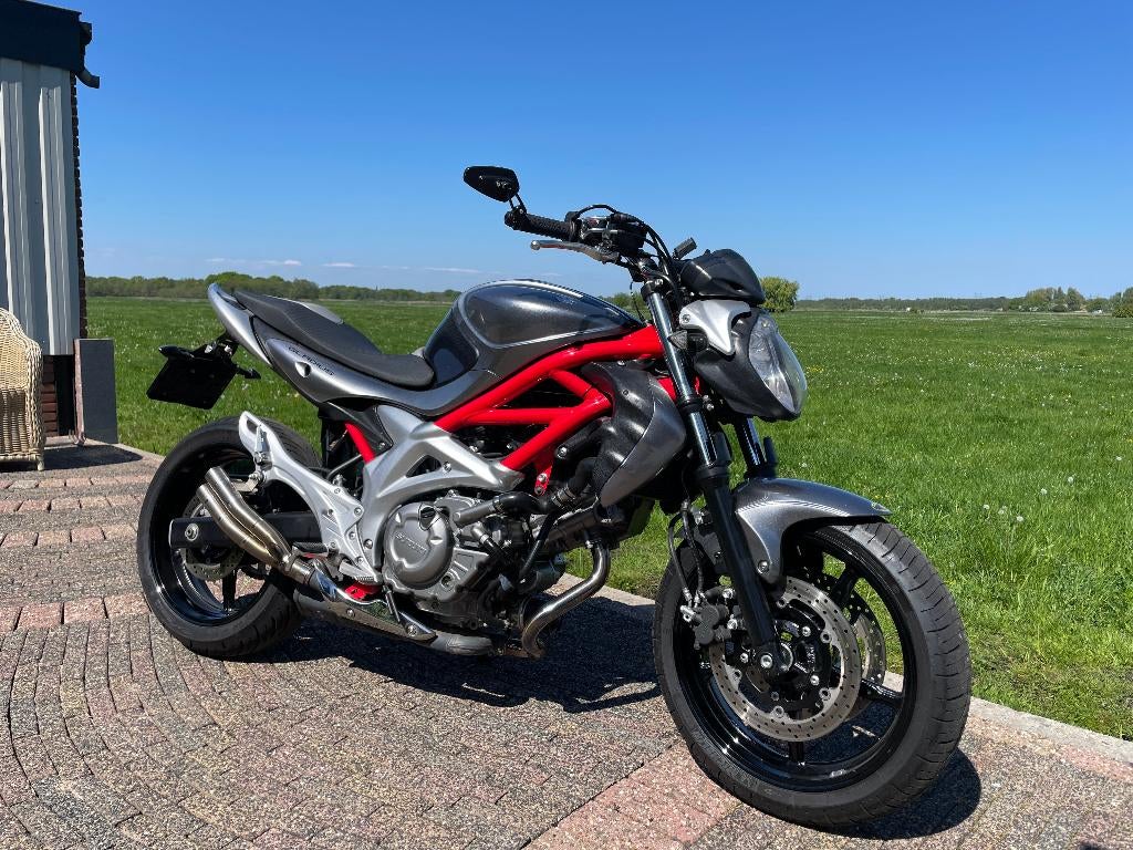 Suzuki Gladius 650 (A2 mogelijk) | 31.200 km | Nette staat, Motoren, Motoren | Suzuki, 2 cilinders, Particulier, Meer dan 35 kW