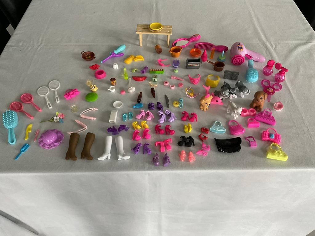 Divers speelgoed: Pinypon boot en Barbie poppen met accessoi, Kinderen en Baby's, Speelgoed | Overig, Ophalen, Zo goed als nieuw