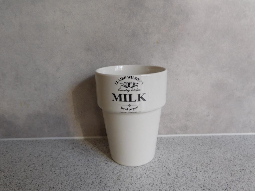 Melkbeker Milk Claire Wilson, Overige typen, Ophalen of Verzenden, Zo goed als nieuw, Overige stijlen