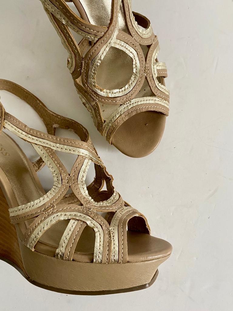 H208 Guess maat 38 Sleehak pumps sandalen schoenen hak beige, Kleding | Dames, Schoenen, Guess, Beige, Ophalen of Verzenden, Zo goed als nieuw