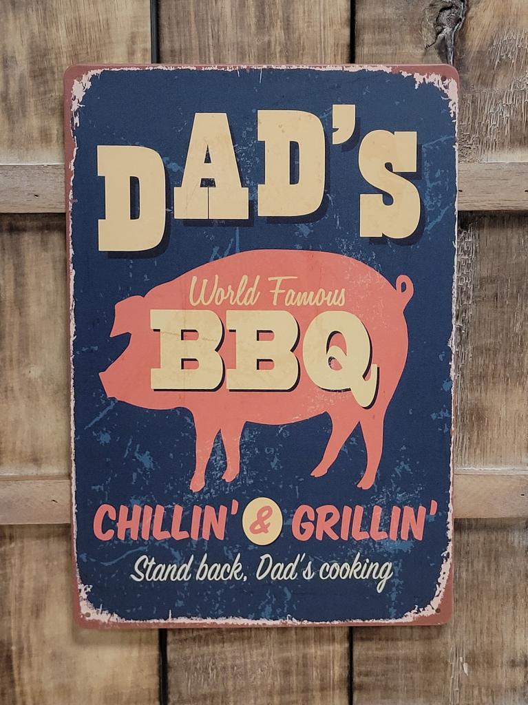 Dad's BBQ chillin en grillin reclamebord van metaal wandbord, Info@deconoord.nl, Deco Noord, Nieuw, Ophalen of Verzenden