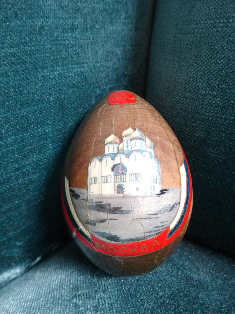 Massief houten Russisch ei Moskou met witte kerk, Ophalen, Gebruikt