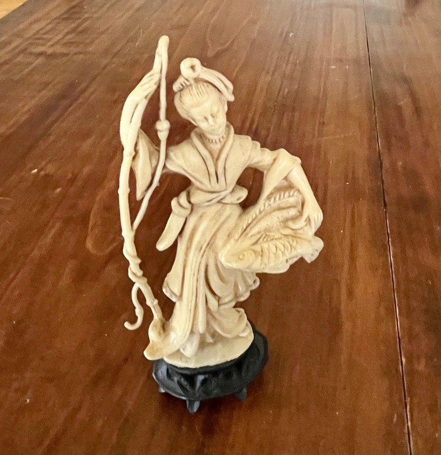 Aziatisch beeldje van een vissersvrouw, Ophalen of Verzenden, Zo goed als nieuw, Dier