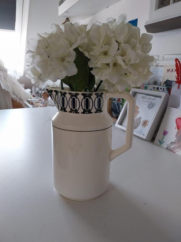 Brocante Lampet kan met kunstbloemen - Witte hortensia's, Huis en Inrichting, Woonaccessoires | Vazen, Ophalen, Wit, Aardewerk of Porselein