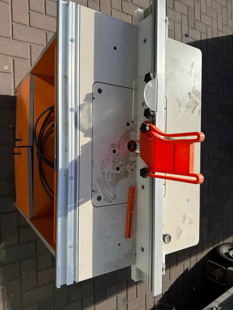 Freestafel met of zonder Makita bovenfrees, Ophalen, Gebruikt, Elektrisch, Bovenfrees