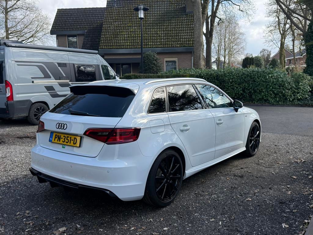 Audi A3 1.4 Tfsi COD Sportback S-tronic 2013 Wit, Auto's, Zwart, 4 cilinders, 1210 kg, Leder en Stof