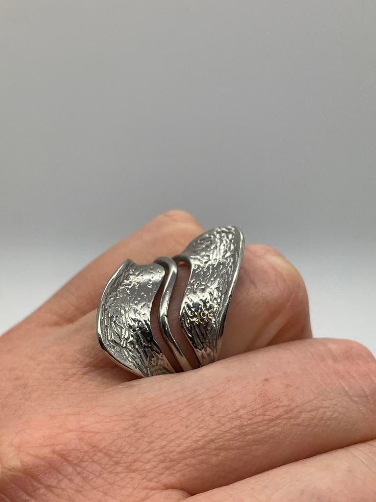 C853 Prachtige zilveren modernist ring maat 19, 19 tot 20, Ophalen of Verzenden, X, Dame