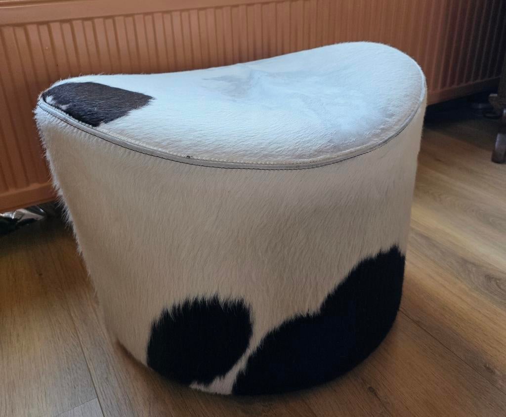 Poef van koeienhuid., Huis en Inrichting, Banken | Voetenbanken en Poefen, Ophalen, Minder dan 50 cm, Gebruikt, 50 tot 75 cm