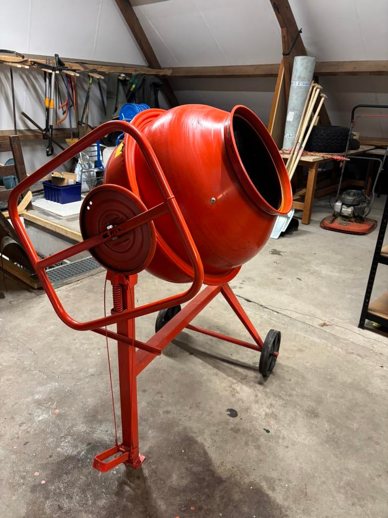 Lescha betonmolen  sm 145s, Doe-het-zelf en Verbouw, Betonmolens, Ophalen, Zo goed als nieuw