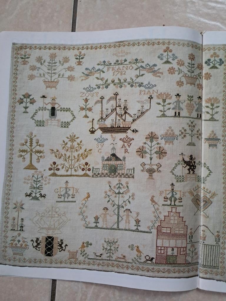 Borduurpatroon Merklap 1782 met stadswapen van Amsterdam, Ophalen of Verzenden, Patroon