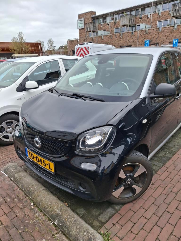 Smart ForFour 1.0 71pk S&S 2018 Zwart, Auto's, Smart, Achterwielaandrijving, 4 stoelen, Zwart, Origineel Nederlands