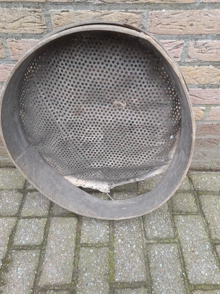Antieke houten zeef met geperforeerde bodem, Ophalen