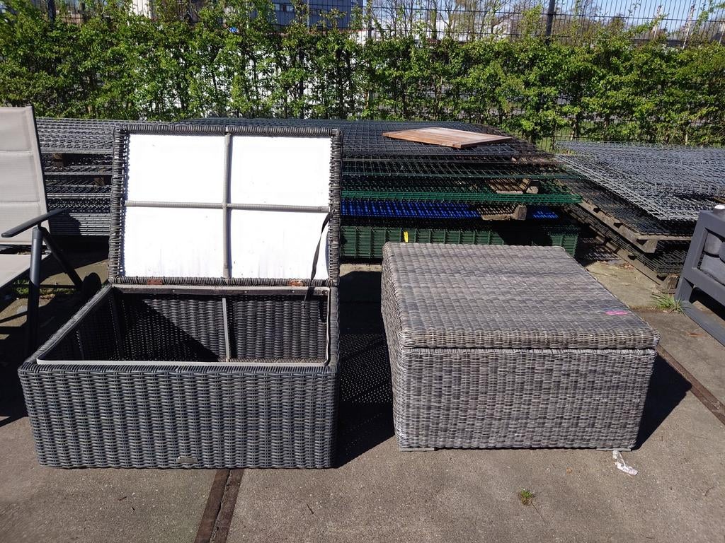 Twee grijze opbergkisten van kunststof, Ophalen, Kunststof, 100 tot 150 cm, -