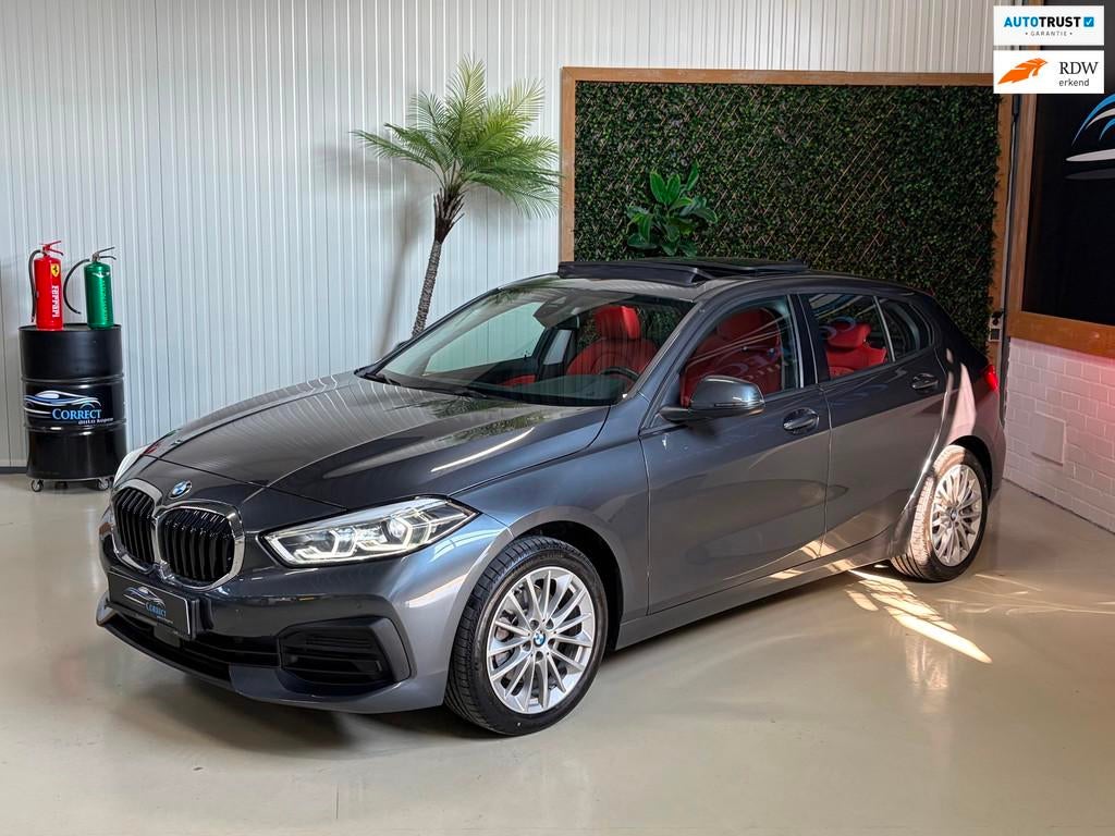 BMW 1-serie 118i High Executive|Pano|Leder|Carplay|, Auto's, BMW, Gebruikt, 1295 kg, Leder, 3 cilinders