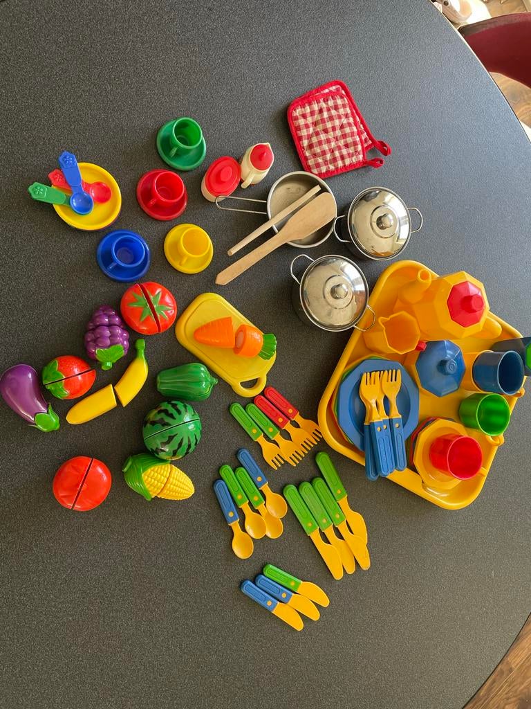 Speelgoedkeuken set met pannen, servies en snijdbare groente, Kinderen en Baby's, Speelgoed | Overig, Ophalen of Verzenden, Gebruikt