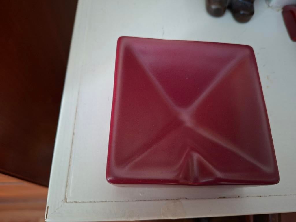 Donkerrood keramieken asbakje, Ophalen