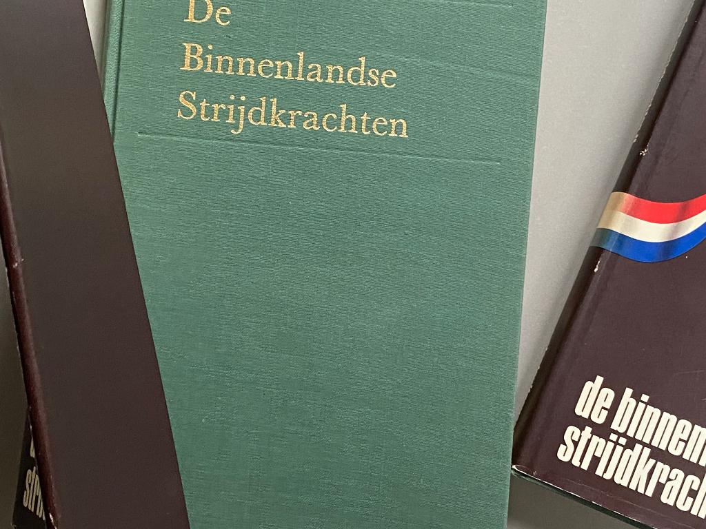De Binnenlandse Strijdkrachten 1940 - 1945 Twee delen, Boeken, Tweede Wereldoorlog, Ophalen of Verzenden, Zo goed als nieuw, Overige onderwerpen