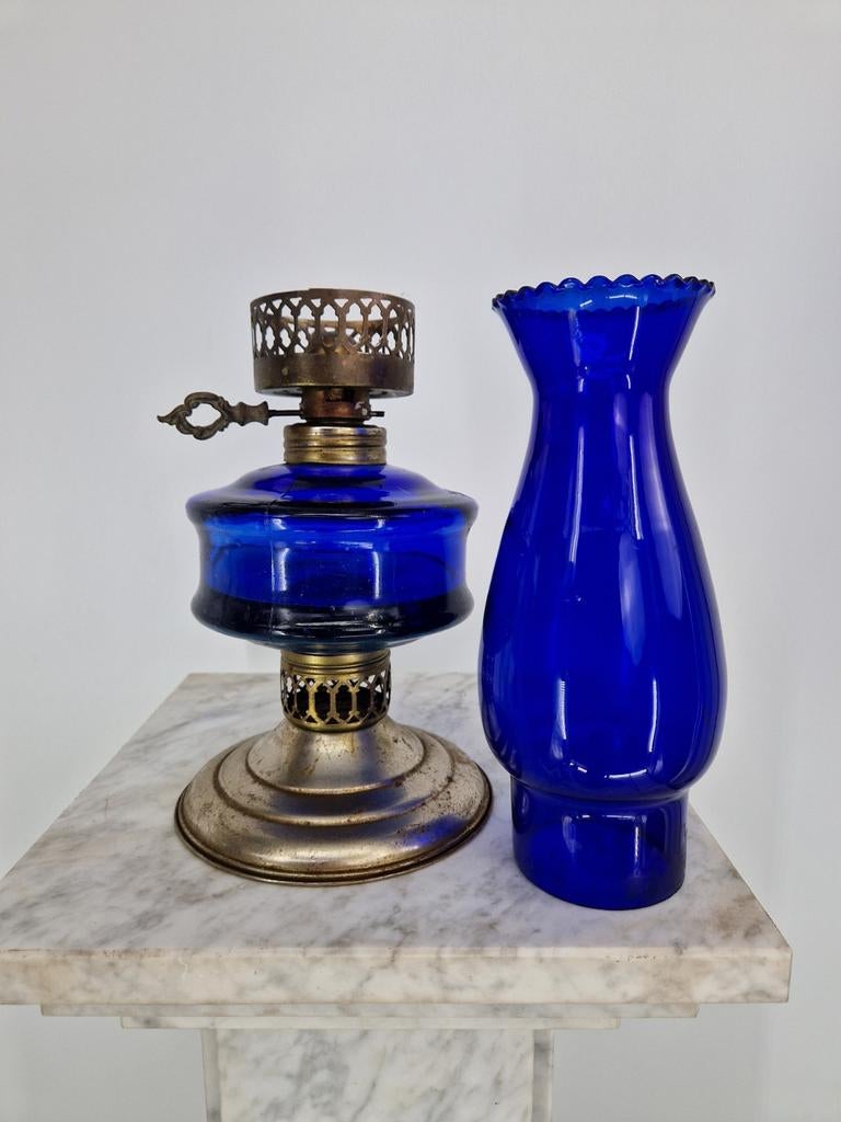 Vintage Petroleumlamp | Kobaltblauw Glas | 38 cm Hoog, Antiek en Kunst, Ophalen of Verzenden