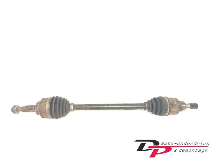 Aandrijfas links-voor van een Suzuki Alto