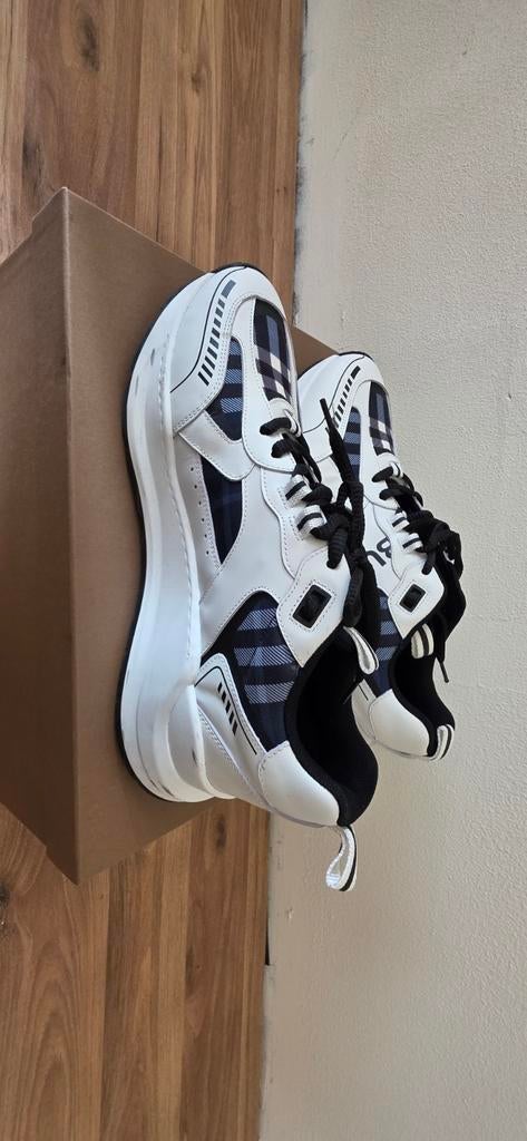 Trendy Burberry sneakers wit/blauw Bieden, Burberry's, Wit, Ophalen of Verzenden, Sneakers of Gympen