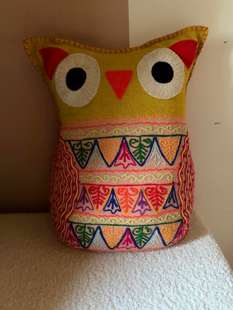 Handgemaakt vilten uil kussen - kinderkamer decoratie, Ophalen of Verzenden, Nieuw, Overige kleuren, Overige vormen