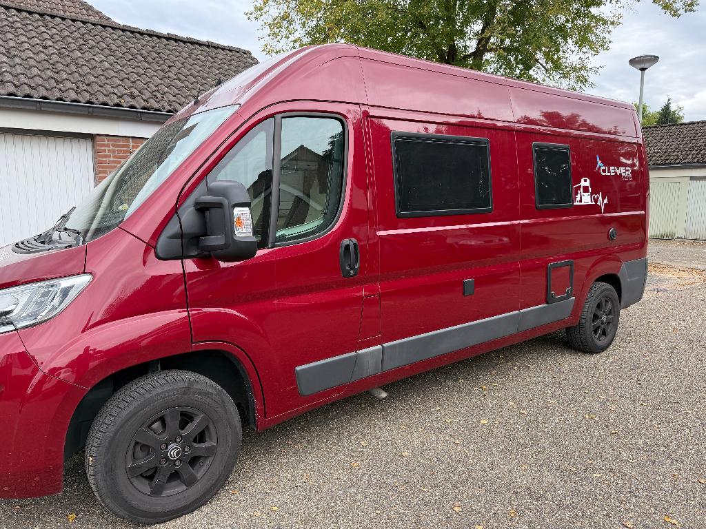 Nieuwe prijs! Buscamper Clever Celebration (2018)  Km 64.000, Auto's, Euro 6, 2601 kg, 4 stoelen, 2500 kg