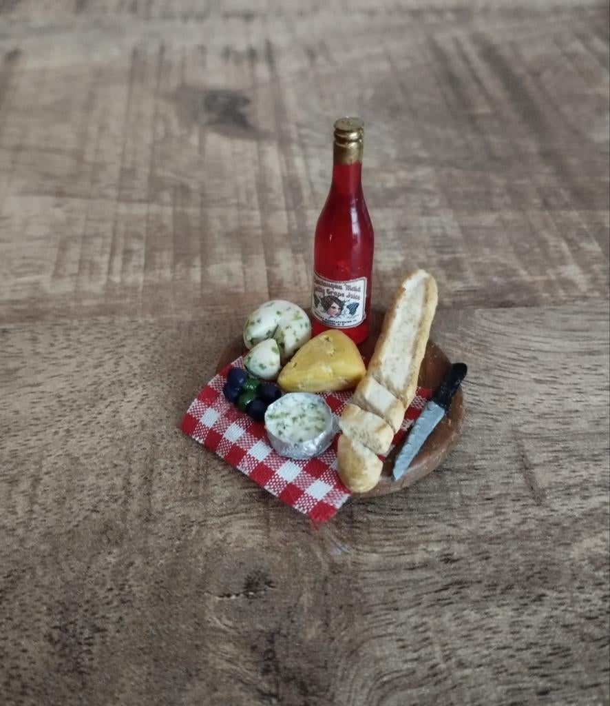 KAASPLANK MET FLES RODE WIJN VOOR POPPENHUIS 1:12, Verzamelen, Poppenhuizen en Toebehoren, Ophalen of Verzenden, Nieuw, Poppenhuis