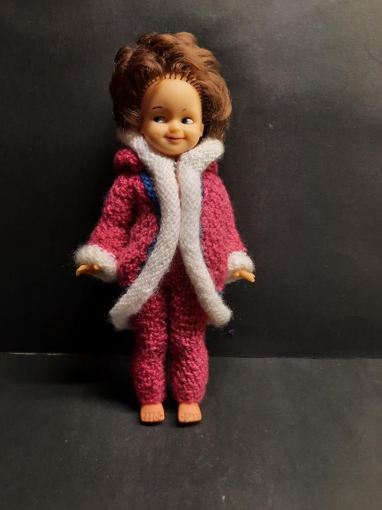 Vintage Pop van rubber met Gebreide Outfit, Verzamelen, Poppen, Gebruikt, Pop, Ophalen of Verzenden