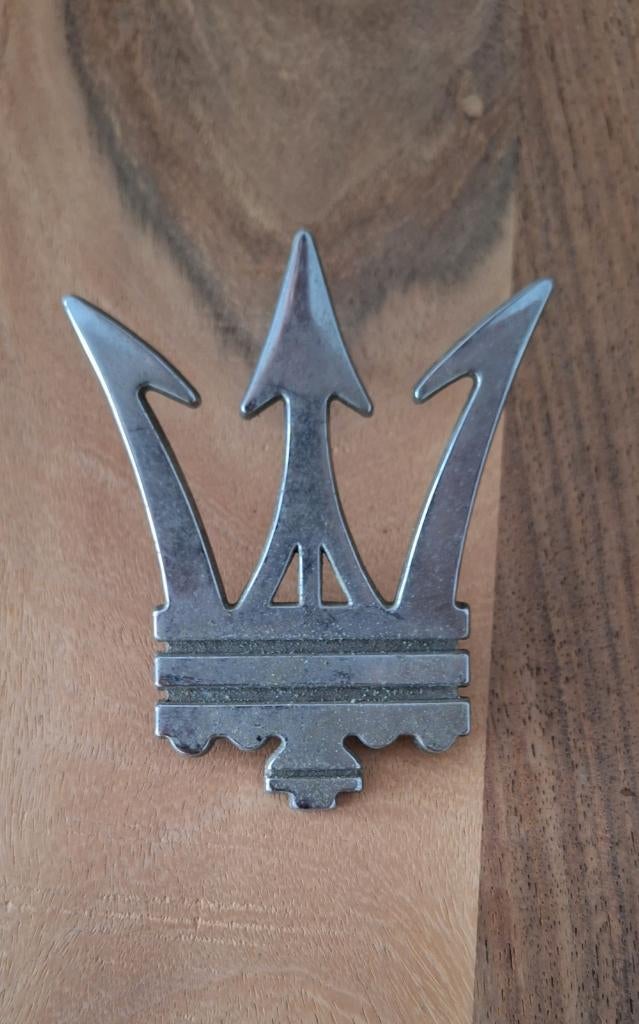 Vintage logo, grill logo, auto embleem van Maserati., Verzamelen, Ophalen of Verzenden, Gebruikt, Auto's