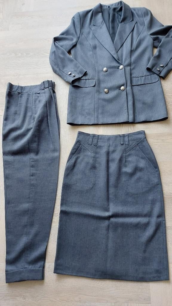 In zeer nette staat : 3 delig mantelpak van Amici., Ophalen of Verzenden, Zo goed als nieuw, Maat 38/40 (M)