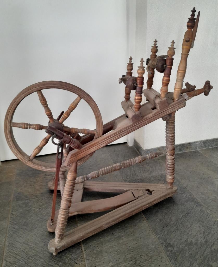 Oude spinnewiel, Ophalen, Gebruikt, Spinnewiel